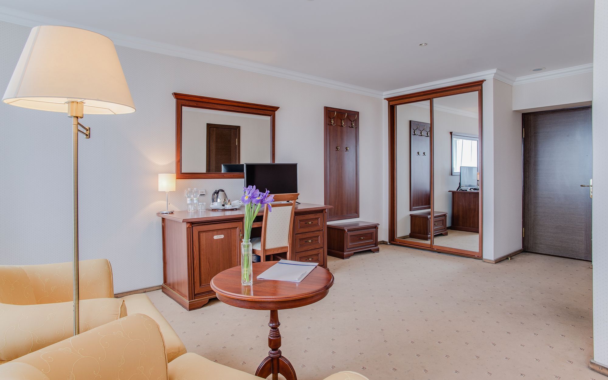 Intourist Hotel Zaporizhia Екстериор снимка